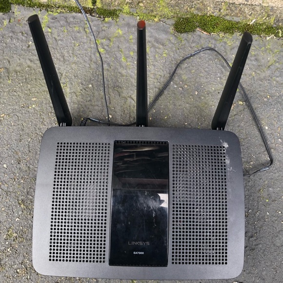 Linksys Max-Stream AC1750 4-Ports Ethernet 3x3 Dual Band 802.11 Wireless Router - Picture 2 of 14